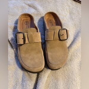 White Mountain Bueno Chestnut Suede Clogs